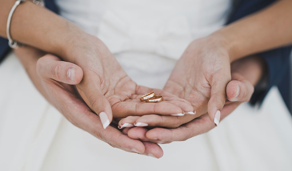 Behoort afstand Mus Aan welke hand draag je de trouwring? - Trouwblog door AURONIA