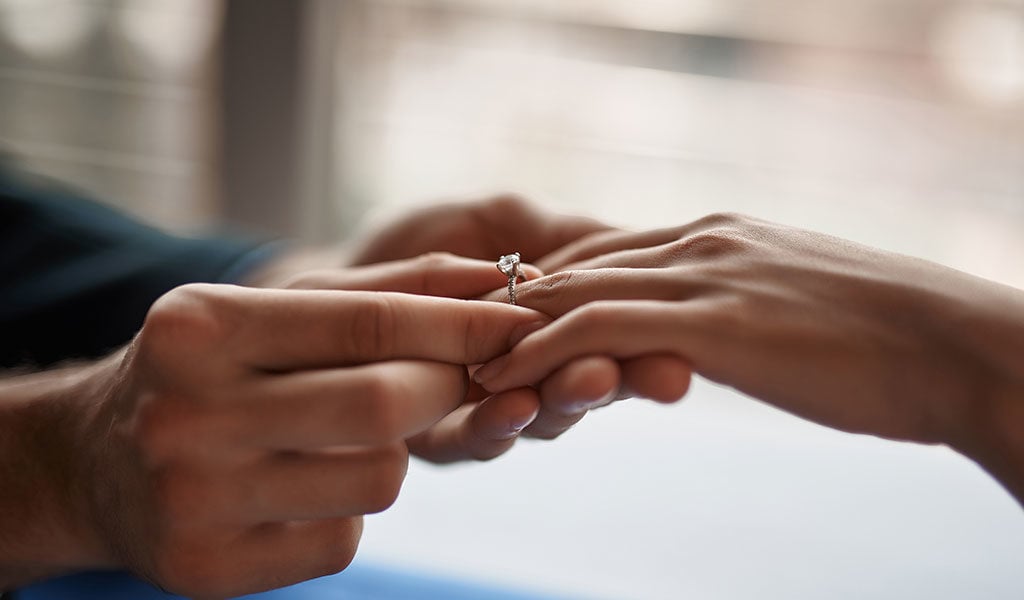 Aan welke hand draag je een verlovingsring?